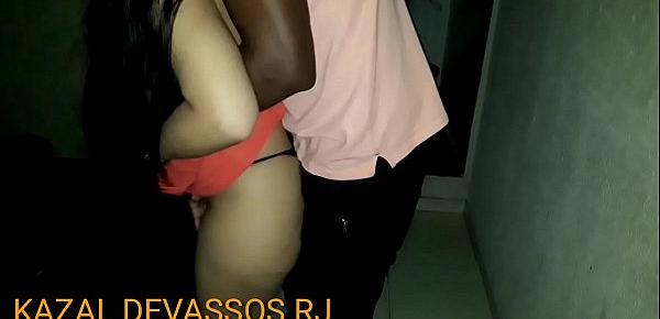  CHRIS DEVASSA - Casada Amadora Sendo chupada por um negro pirocudo numa boate de swing  do Rio de Janeiro na frente do corno